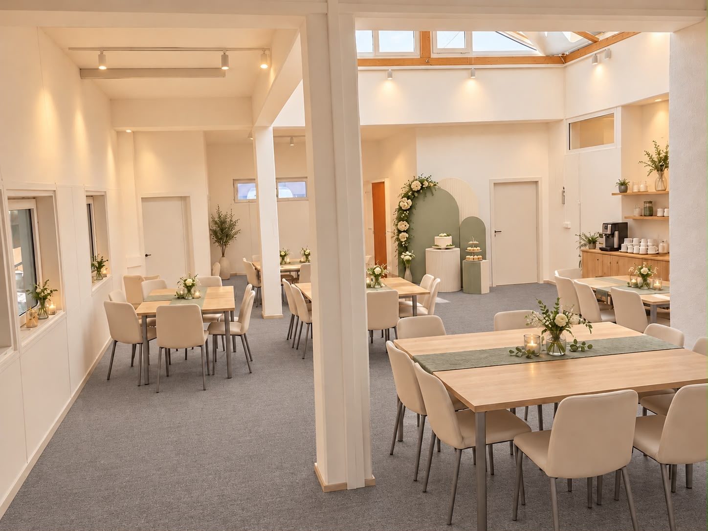 Mehrzweckraum Nürnberg mit Festtafel – Sharif Studio
