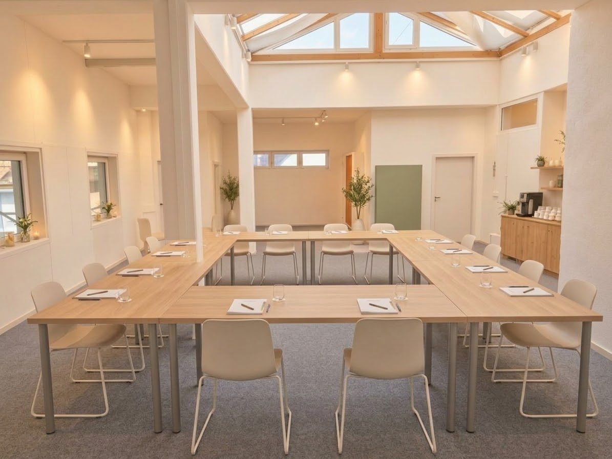 Mehrzweckraum Nürnberg in U-Form für Workshops und Seminare – Sharif Studio